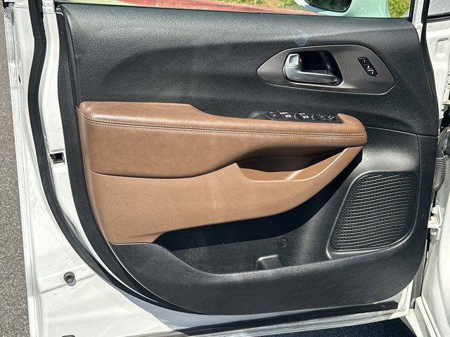 Used 2018 Chrysler Pacifica Limited w/ Advanced Safetytec Group FWD image 13