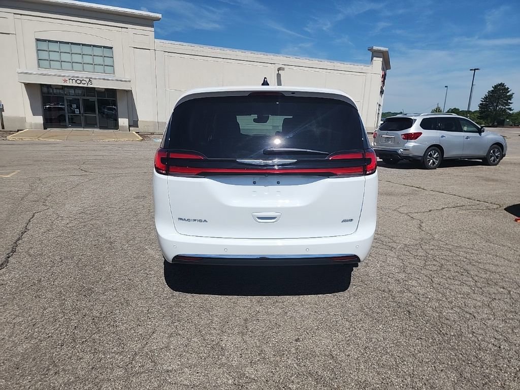 Used 2023 Chrysler Pacifica Touring-L AWD/4WD image 6