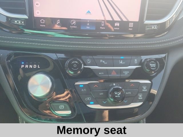 Used 2025 Chrysler Pacifica Limited image 8