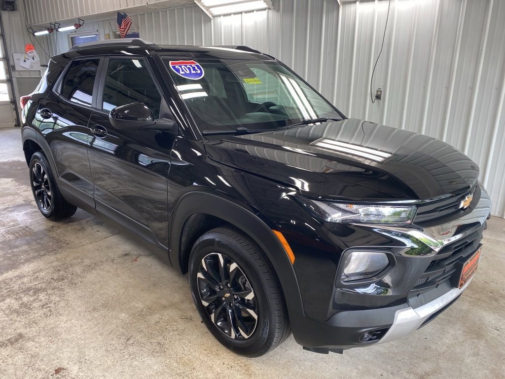 Used 2023 Chevrolet TrailBlazer LT w/ Convenience Package AWD/4WD image 2