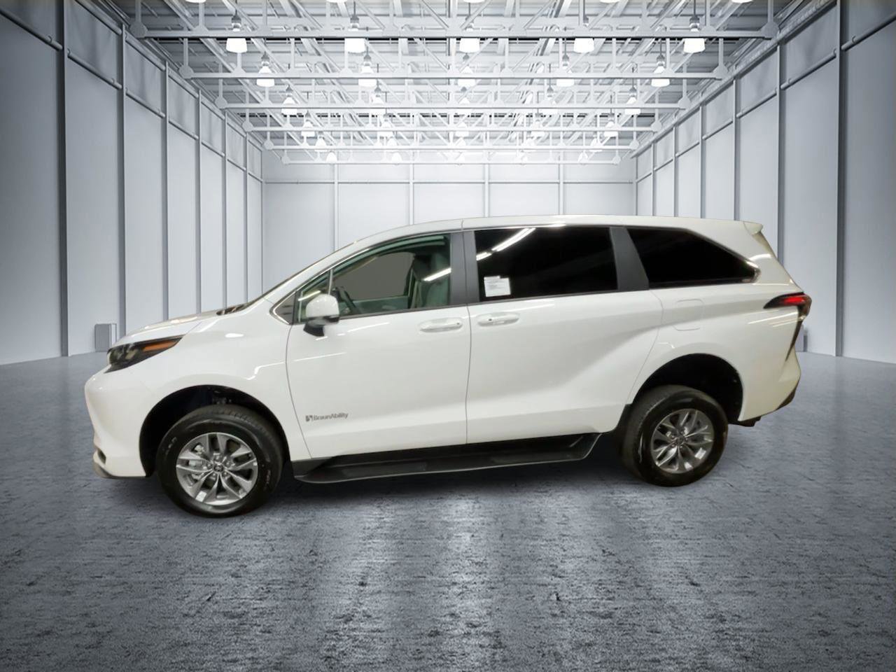 Used 2025 Toyota Sienna LE image 7