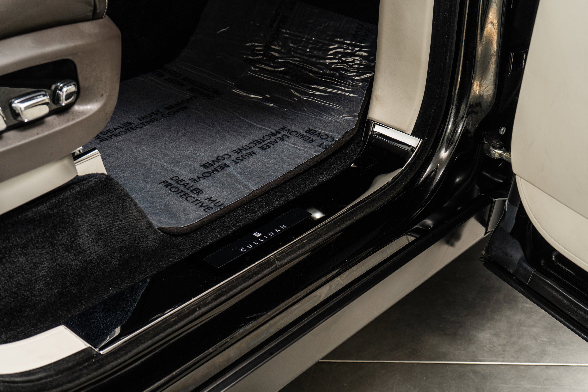 Used 2022 Rolls-Royce Cullinan image 33