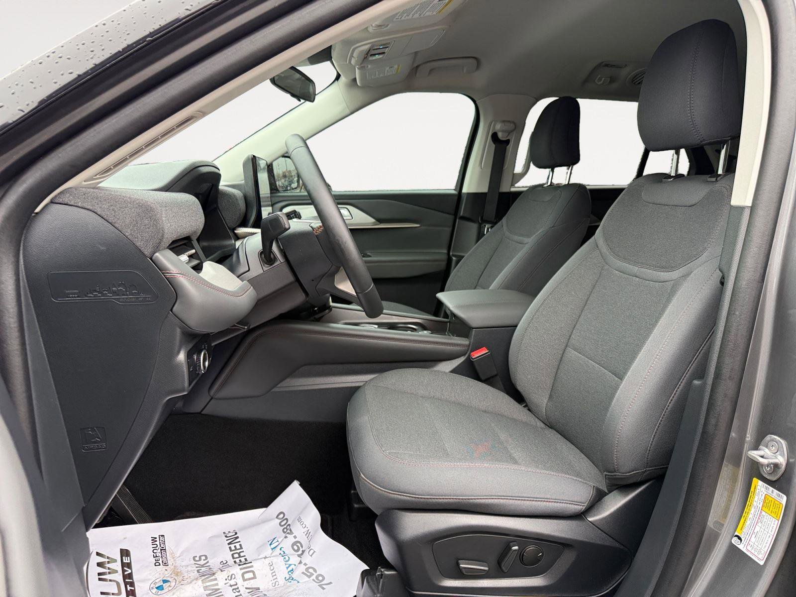 Used 2025 Ford Explorer Active AWD/4WD image 10