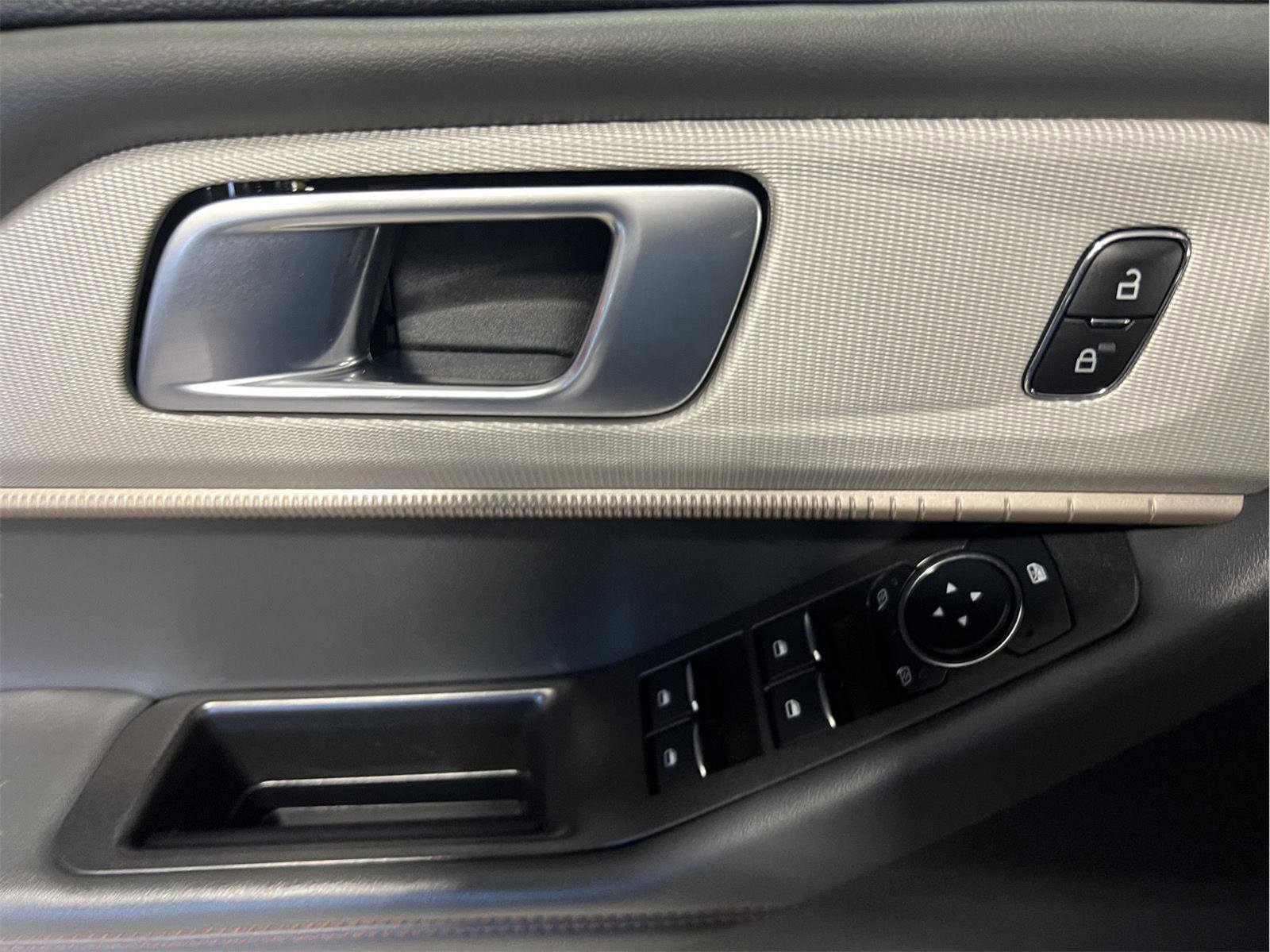 Used 2025 Ford Explorer Active AWD/4WD image 10