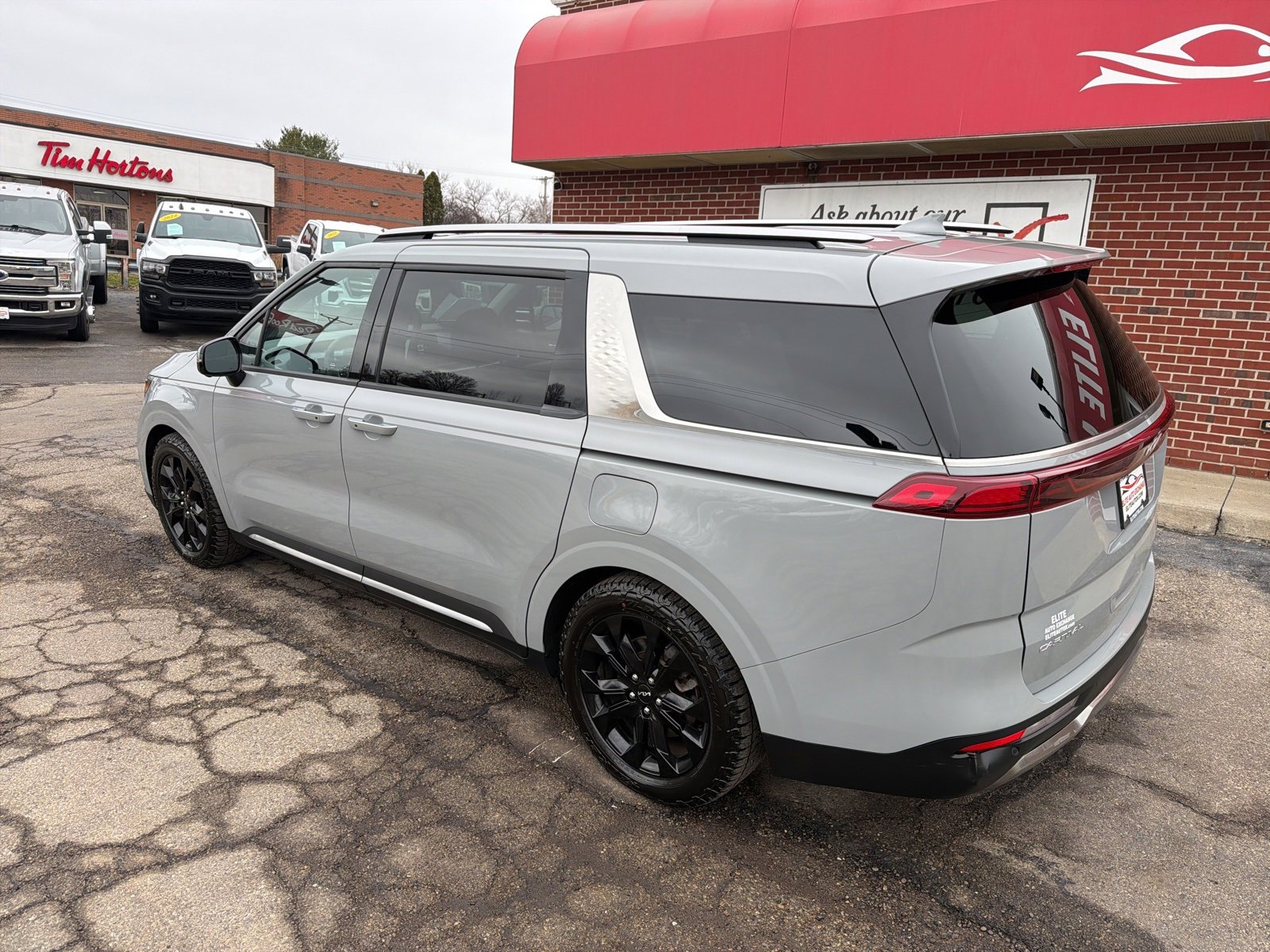 Used 2024 Kia Carnival SX Prestige image 3