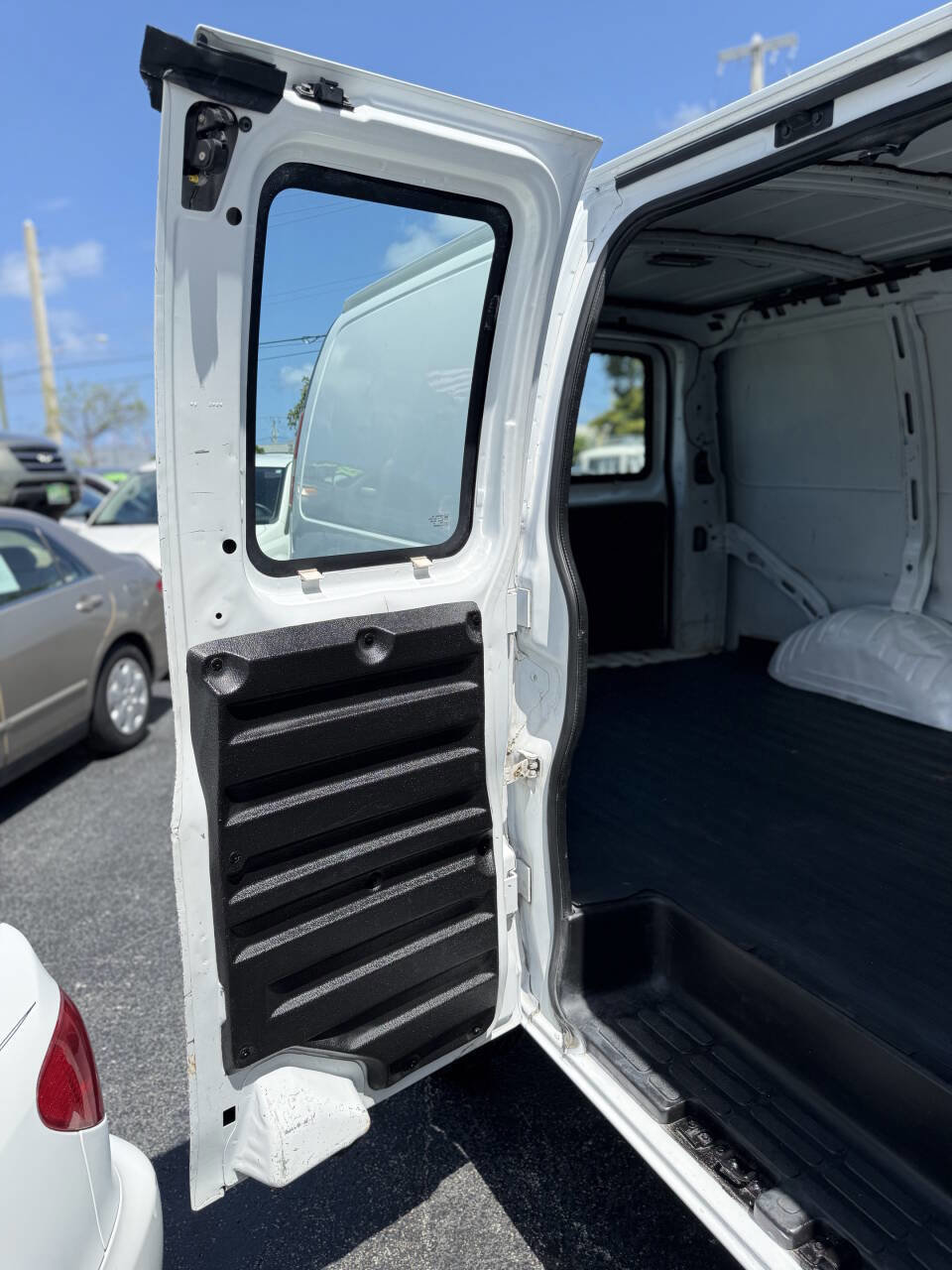 Used 2005 Chevrolet Express 2500 image 17