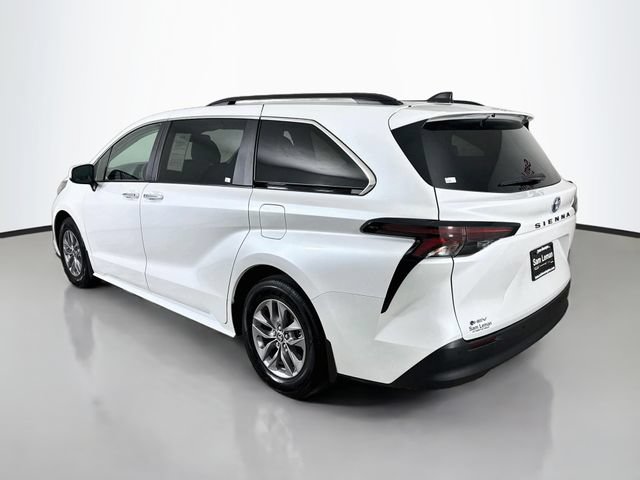 Used 2025 Toyota Sienna XLE FWD image 5