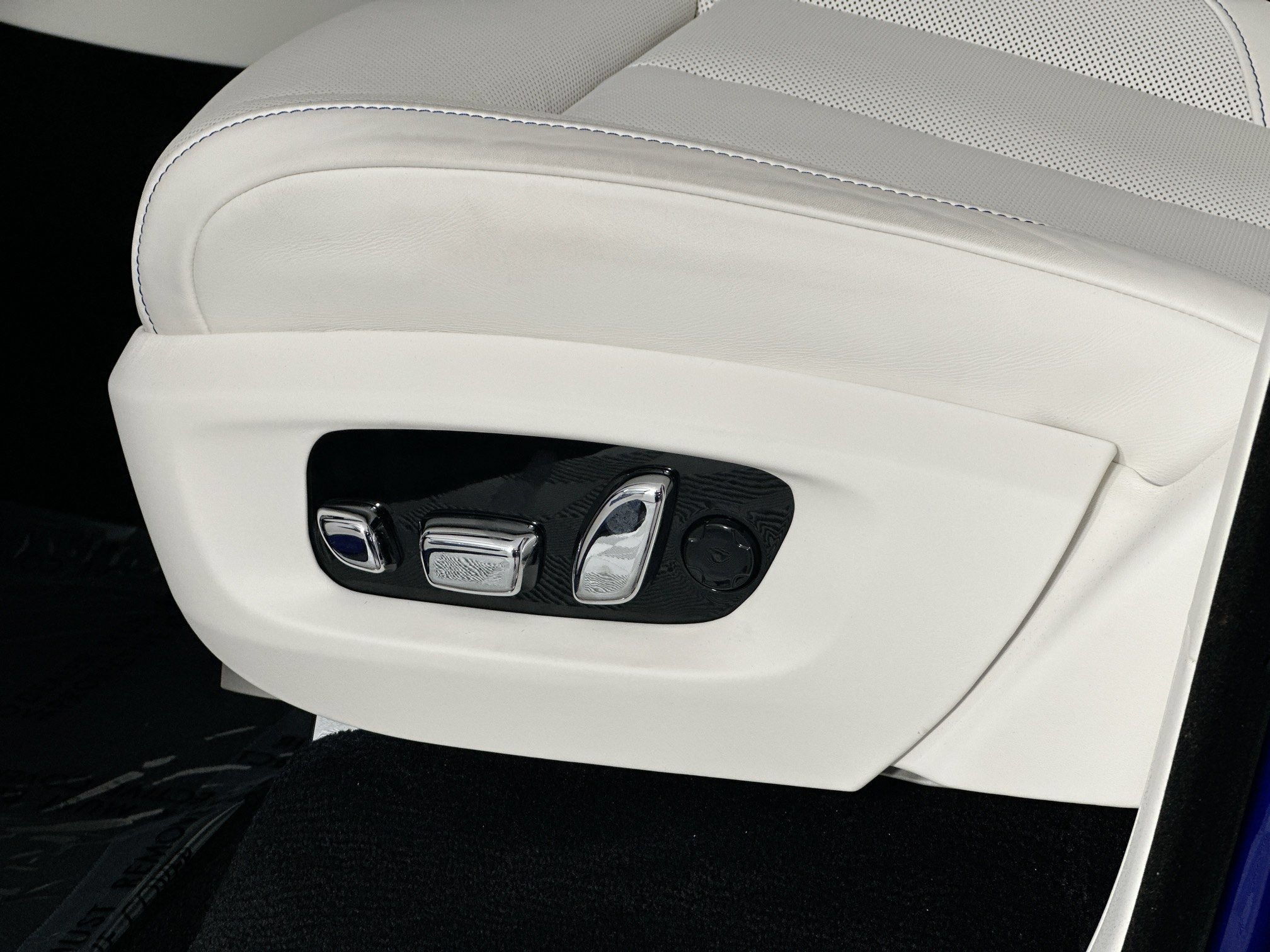 New 2026 Rolls-Royce Cullinan AWD/4WD image 18
