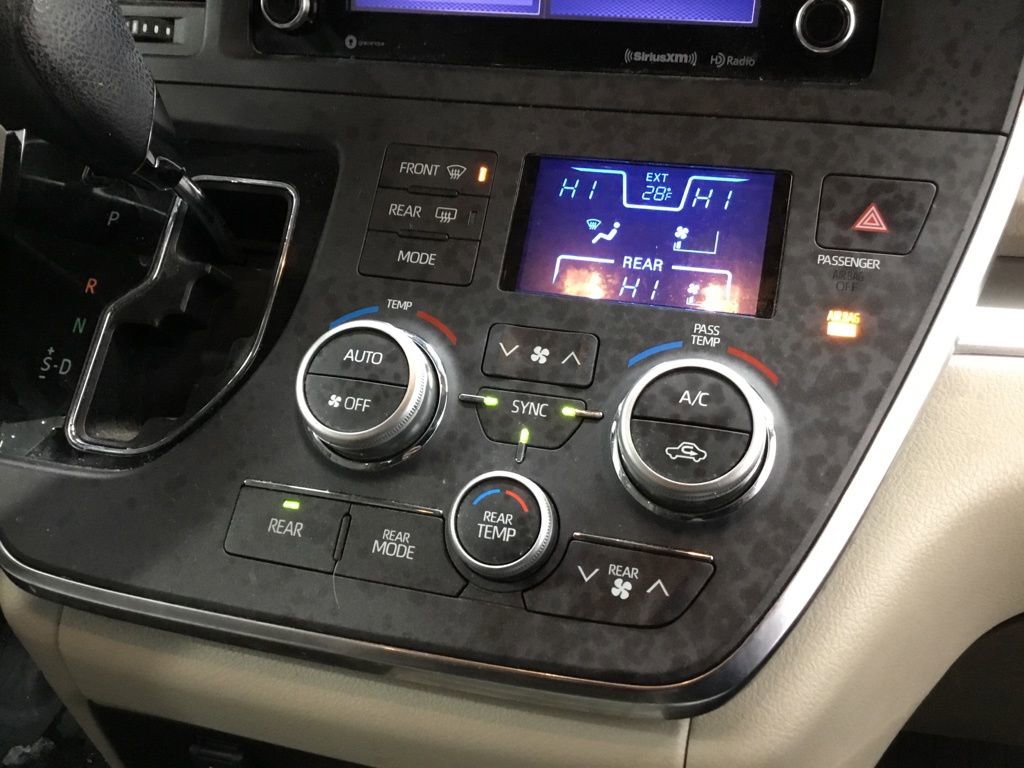 Used 2018 Toyota Sienna LE w/ Protection Package image 24