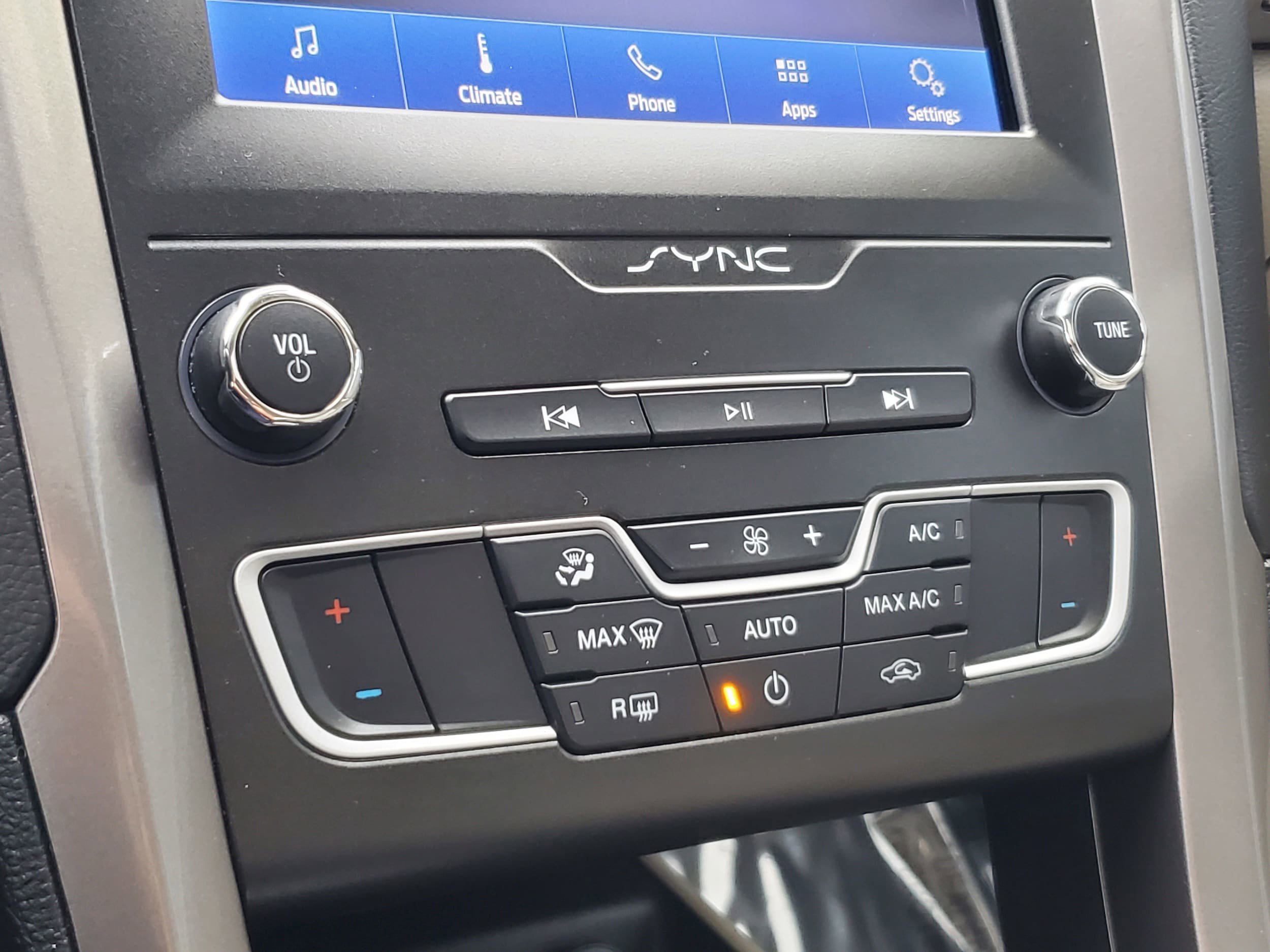 Used 2020 Ford Fusion SE image 24
