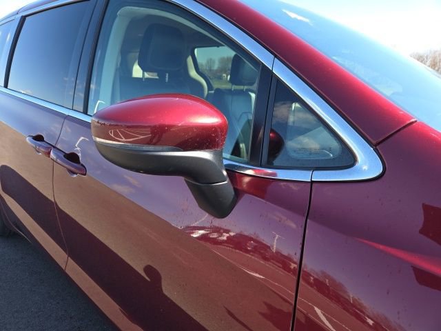 Used 2023 Chrysler Pacifica Touring-L image 5