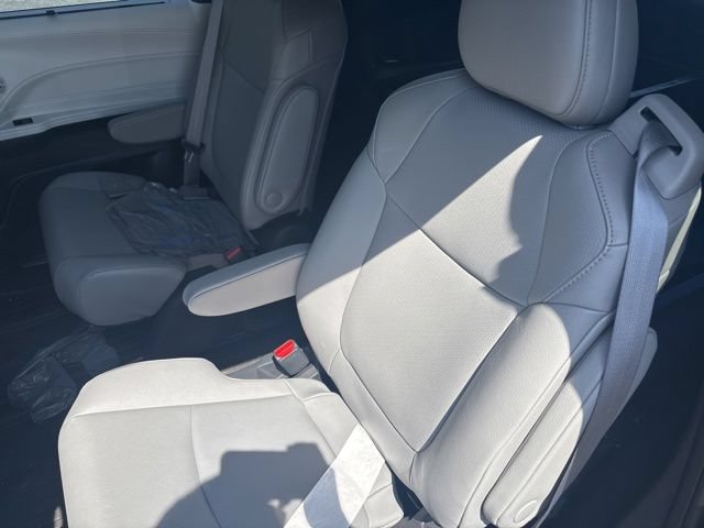 Used 2025 Toyota Sienna XLE AWD/4WD image 14