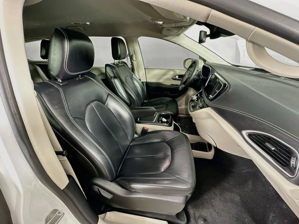 Certified 2022 Chrysler Pacifica Touring-L FWD image 35