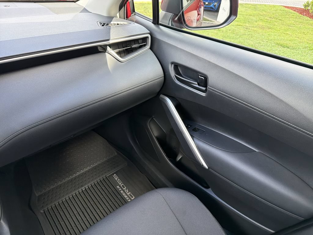 Used 2023 Toyota Corolla Cross LE FWD image 17