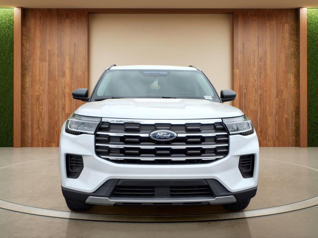 Used 2025 Ford Explorer Active AWD/4WD image 2