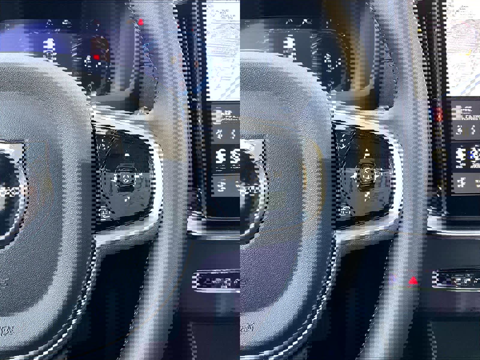 Used 2025 Volvo XC90 B6 Core w/ Protection Package Premier image 22