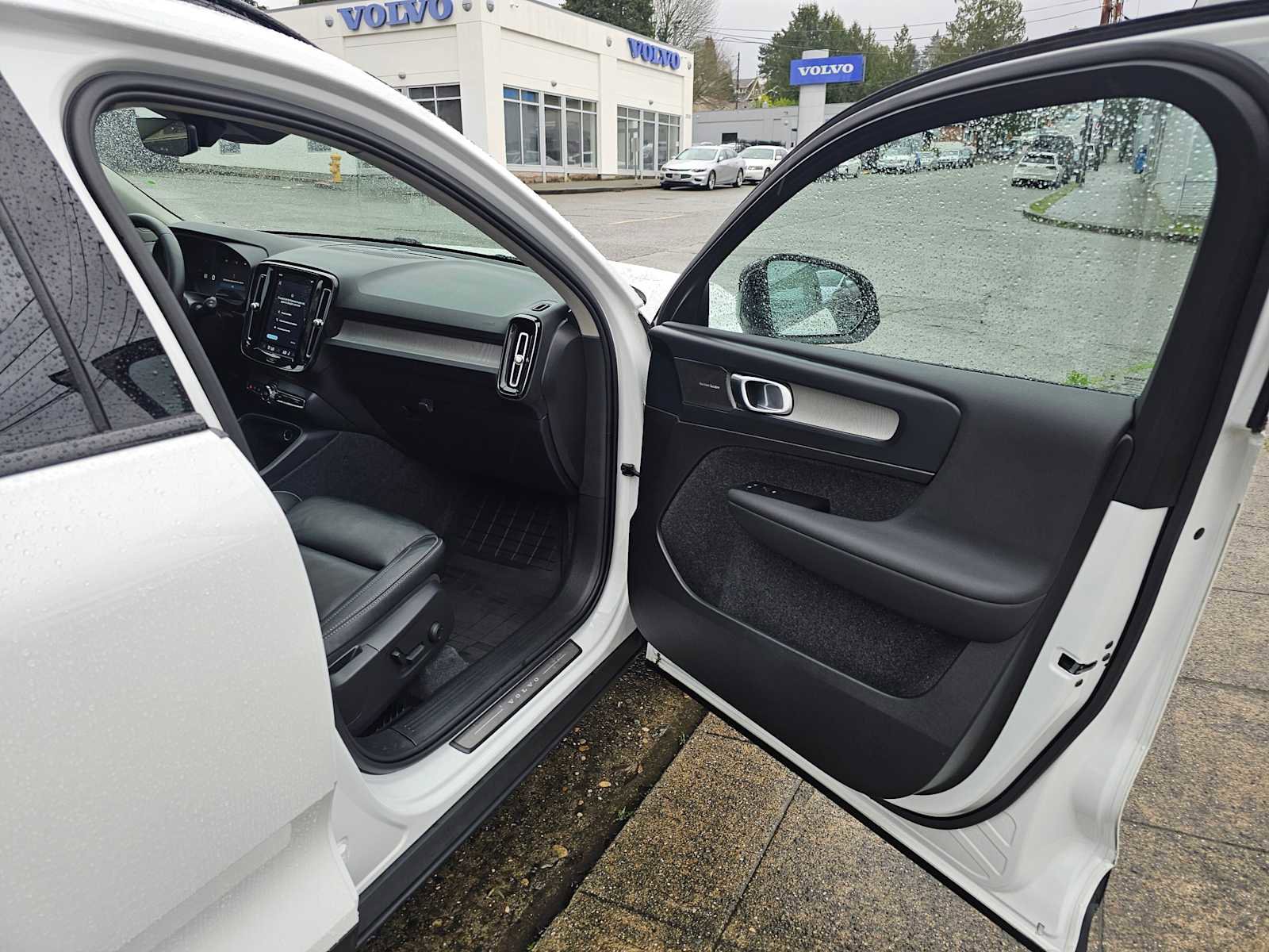 Certified 2024 Volvo XC40 B5 Ultimate w/ Protection Package Premier image 10