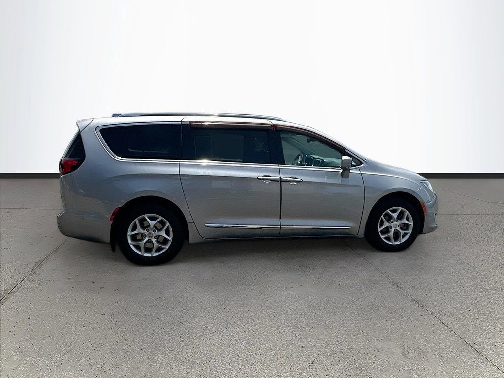 Used 2017 Chrysler Pacifica Touring-L Plus w/ Advanced Safetytec Group FWD image 8