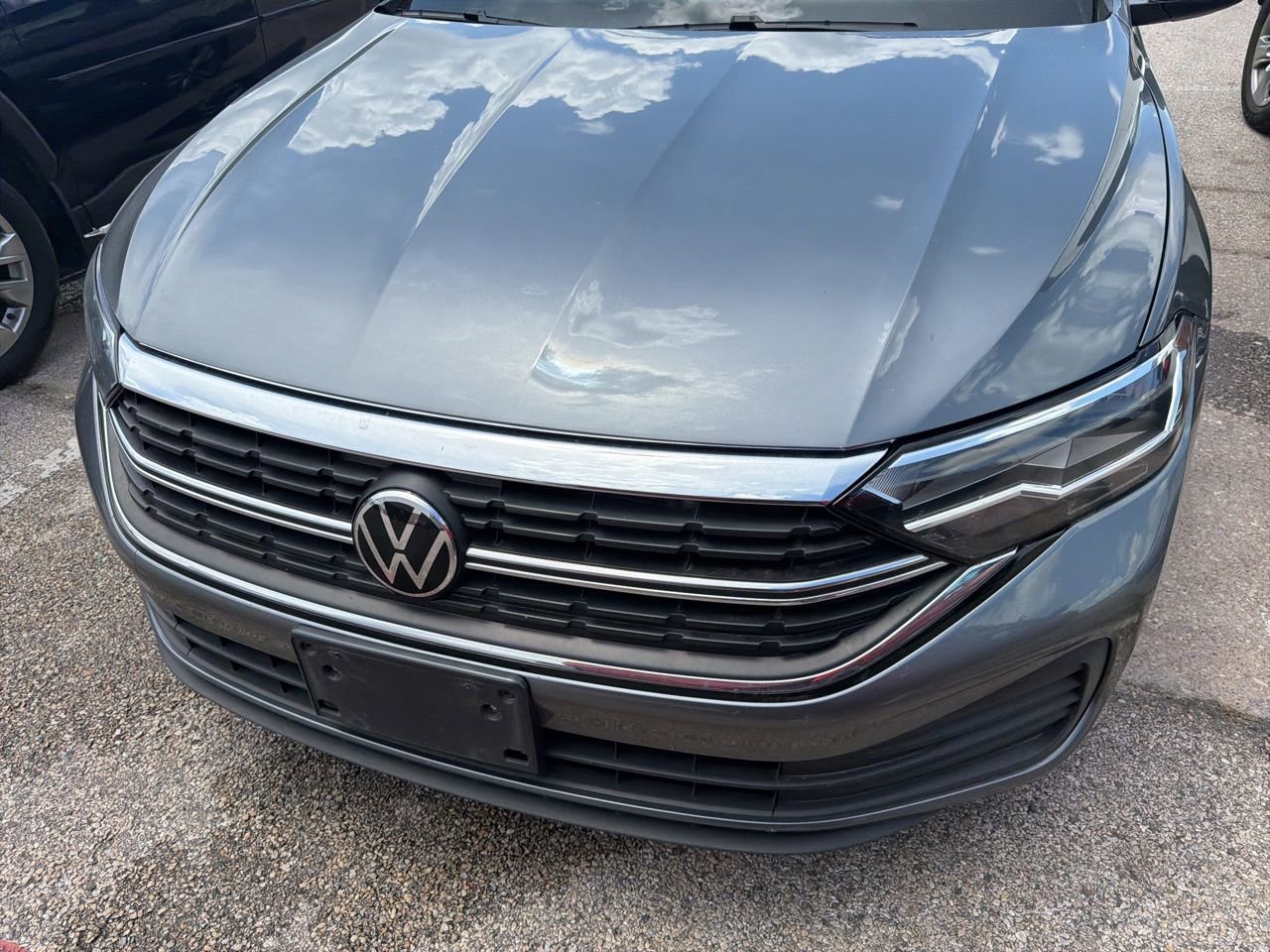 Used 2024 Volkswagen Jetta SE FWD image 2