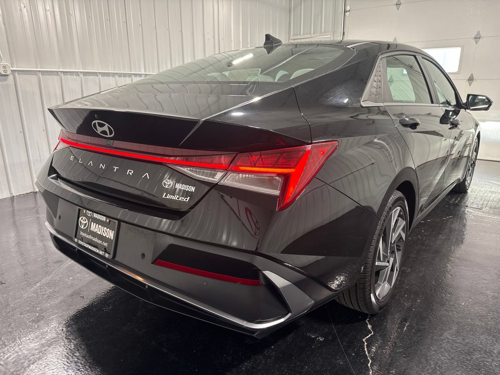 Used 2024 Hyundai Elantra Limited FWD image 4