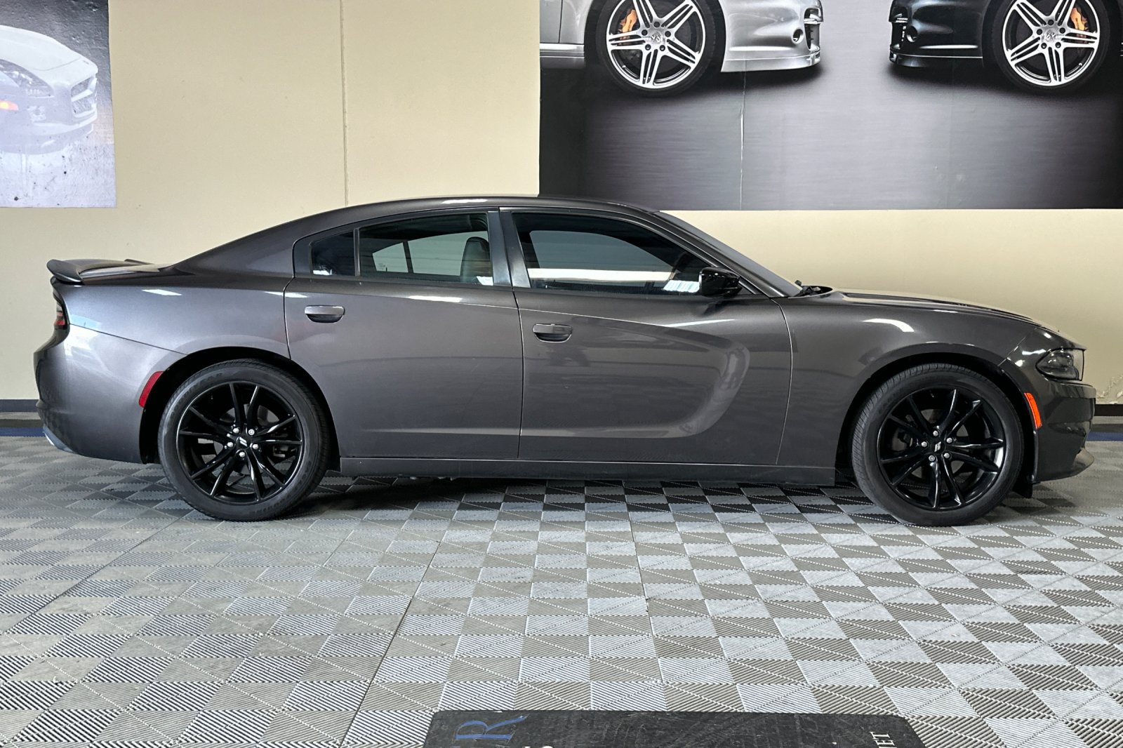 Used 2017 Dodge Charger SE w/ Blacktop Package RWD image 3