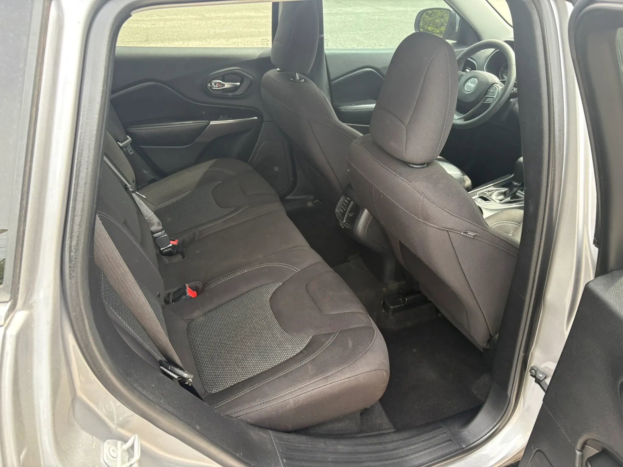 Used 2019 Jeep Cherokee Latitude w/ Popular Appearance Group image 5