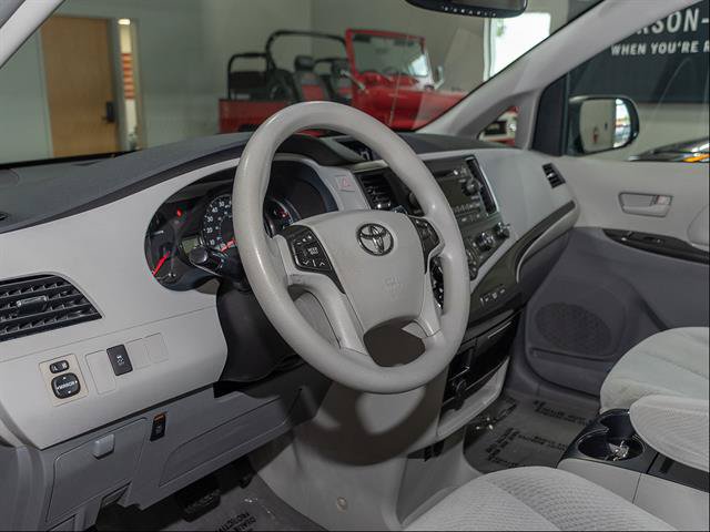 Used 2011 Toyota Sienna LE w/ Towing Pkg AWD/4WD image 9