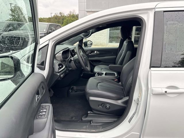 New 2026 Chrysler Pacifica Select image 11