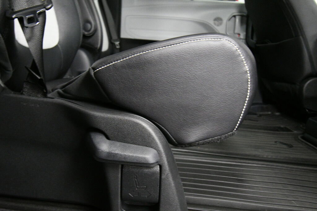 Used 2025 Toyota Sienna XSE w/ XSE Plus Package image 27