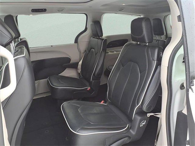 Used 2023 Chrysler Pacifica Limited image 8