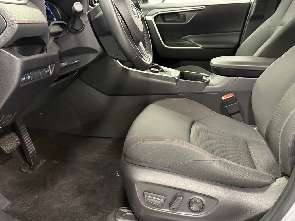 Used 2021 Toyota RAV4 SE image 11