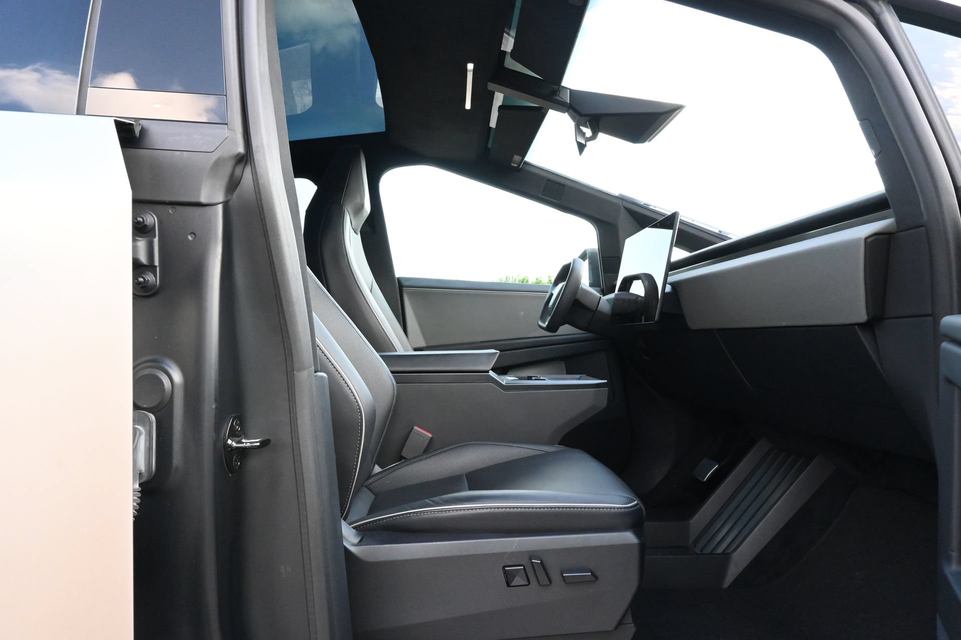 Used 2024 Tesla Cybertruck Cyberbeast AWD/4WD image 24