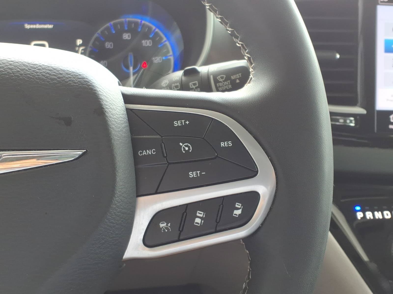 Used 2023 Chrysler Pacifica Touring-L FWD image 16