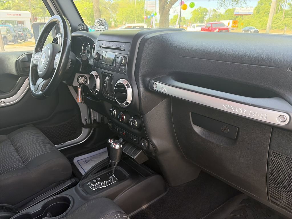 Used 2012 Jeep Wrangler Unlimited Rubicon w/ Connectivity Group AWD/4WD image 31