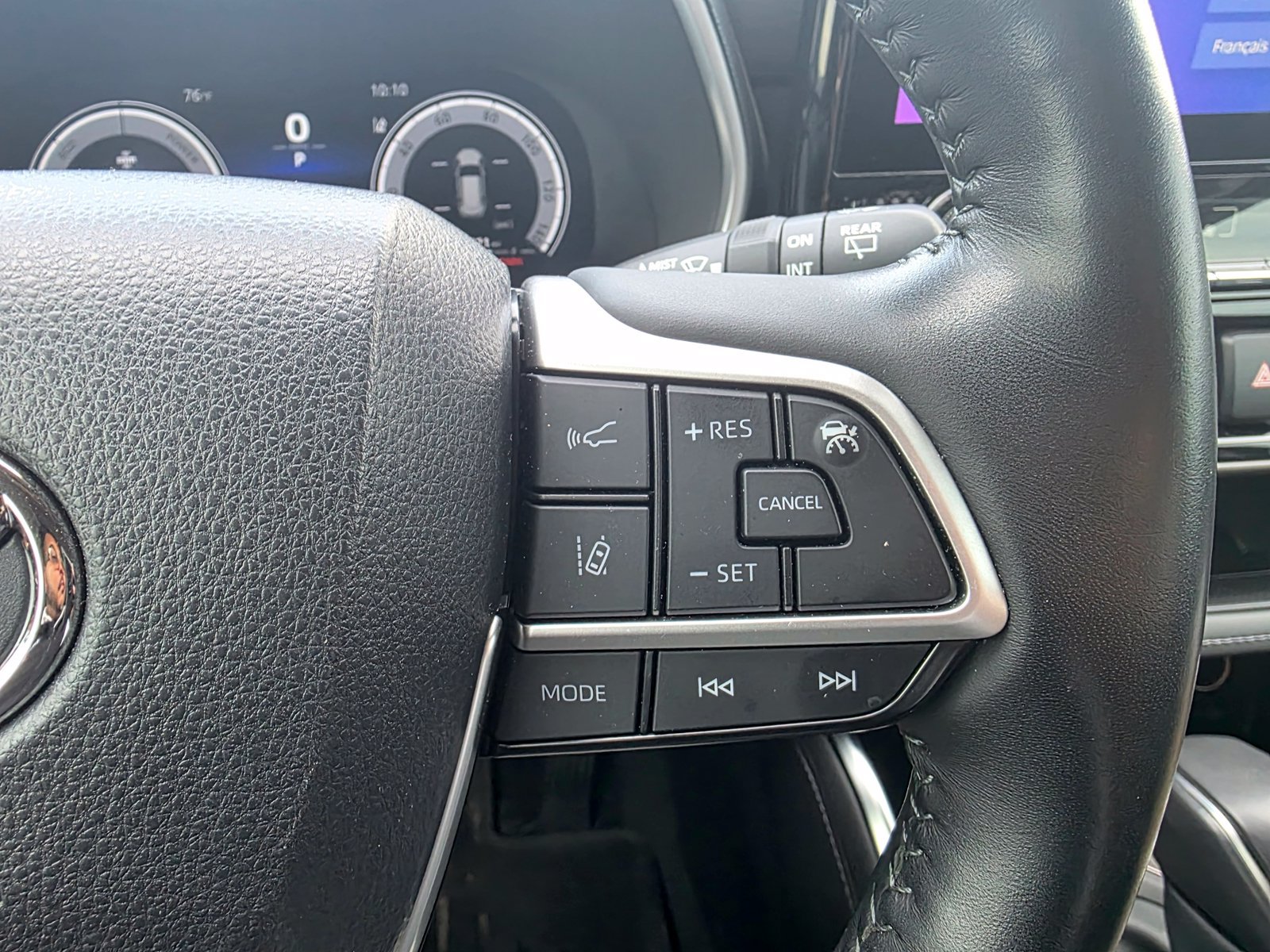Used 2023 Toyota Highlander Limited FWD image 3
