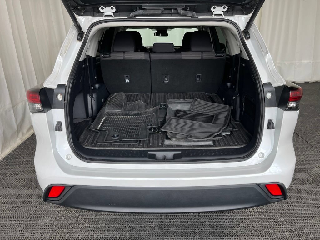 Used 2024 Toyota Highlander LE FWD image 27