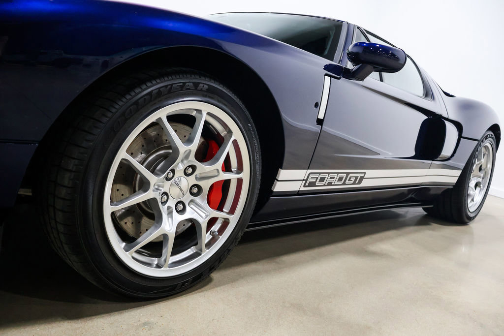 Used 2006 Ford GT RWD image 22