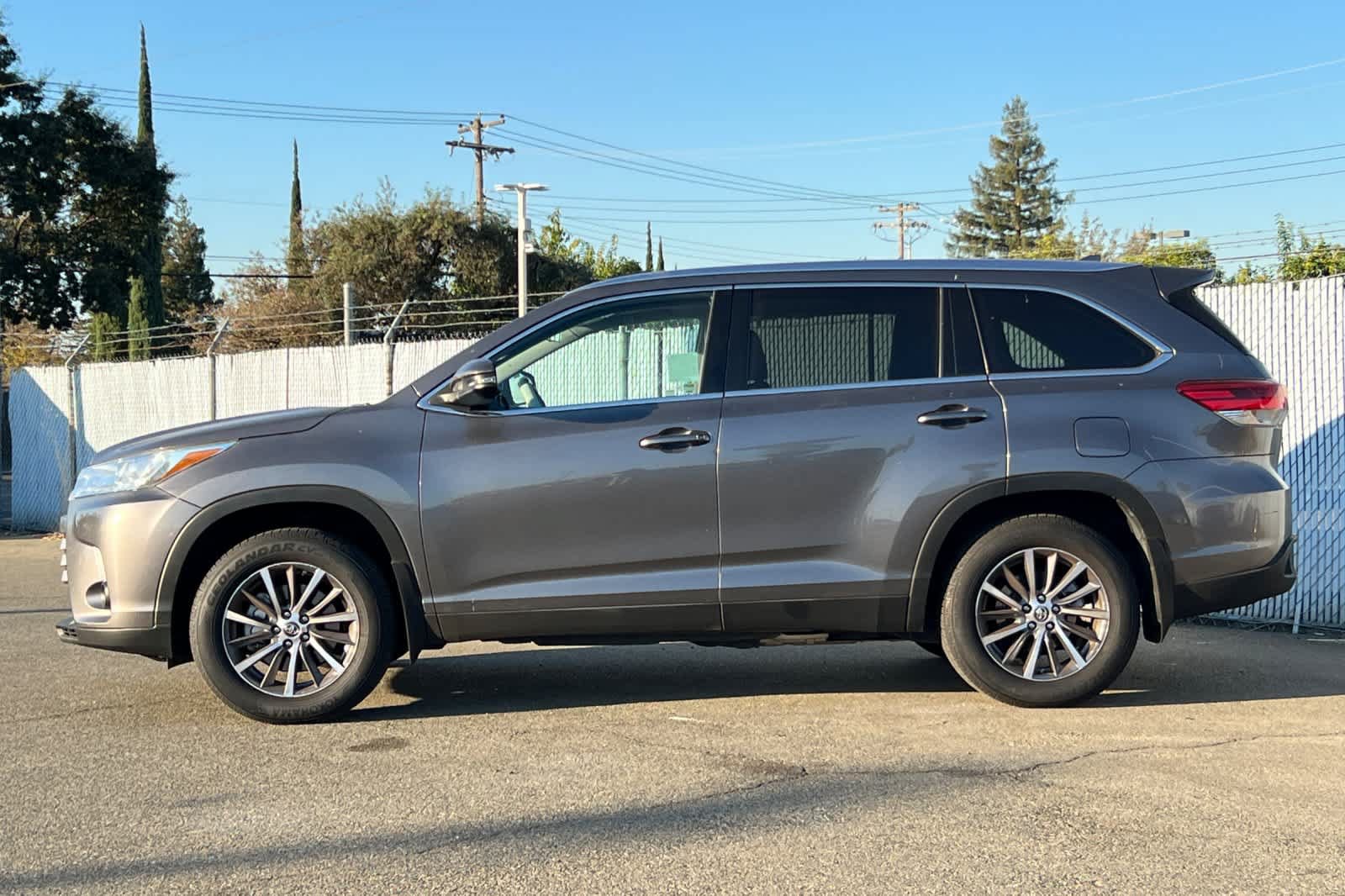 Used 2019 Toyota Highlander XLE AWD/4WD image 2
