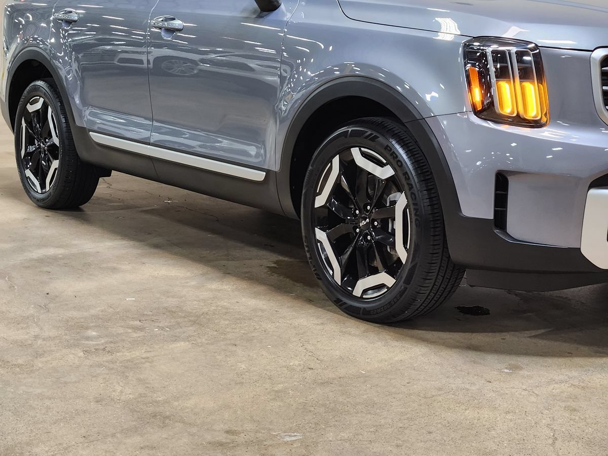 Used 2025 Kia Telluride S FWD image 16