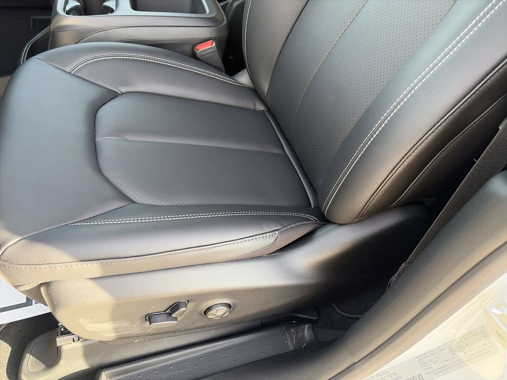 New 2026 Chrysler Pacifica Select w/ S Appearance Package FWD image 12