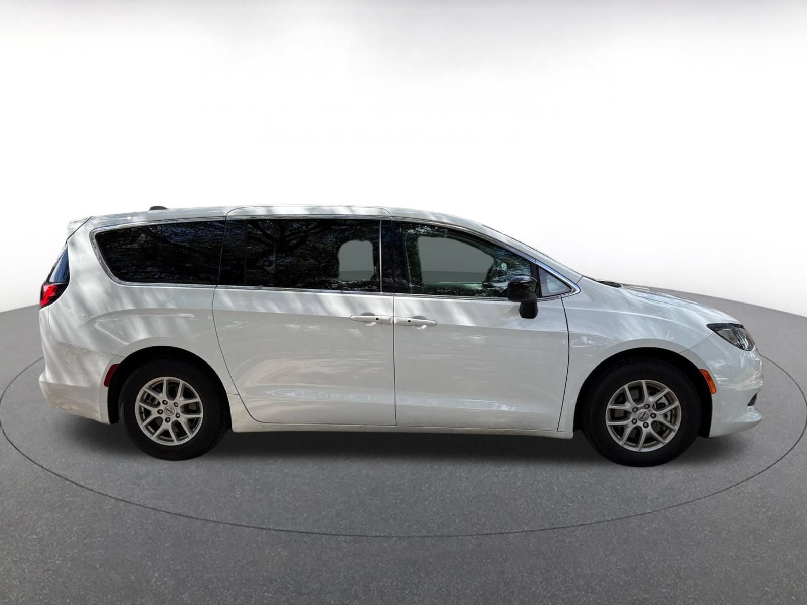 Used 2024 Chrysler Voyager LX FWD image 13
