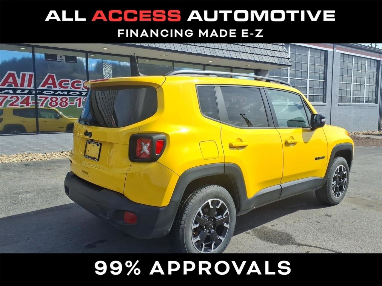 Used 2023 Jeep Renegade Latitude image 2