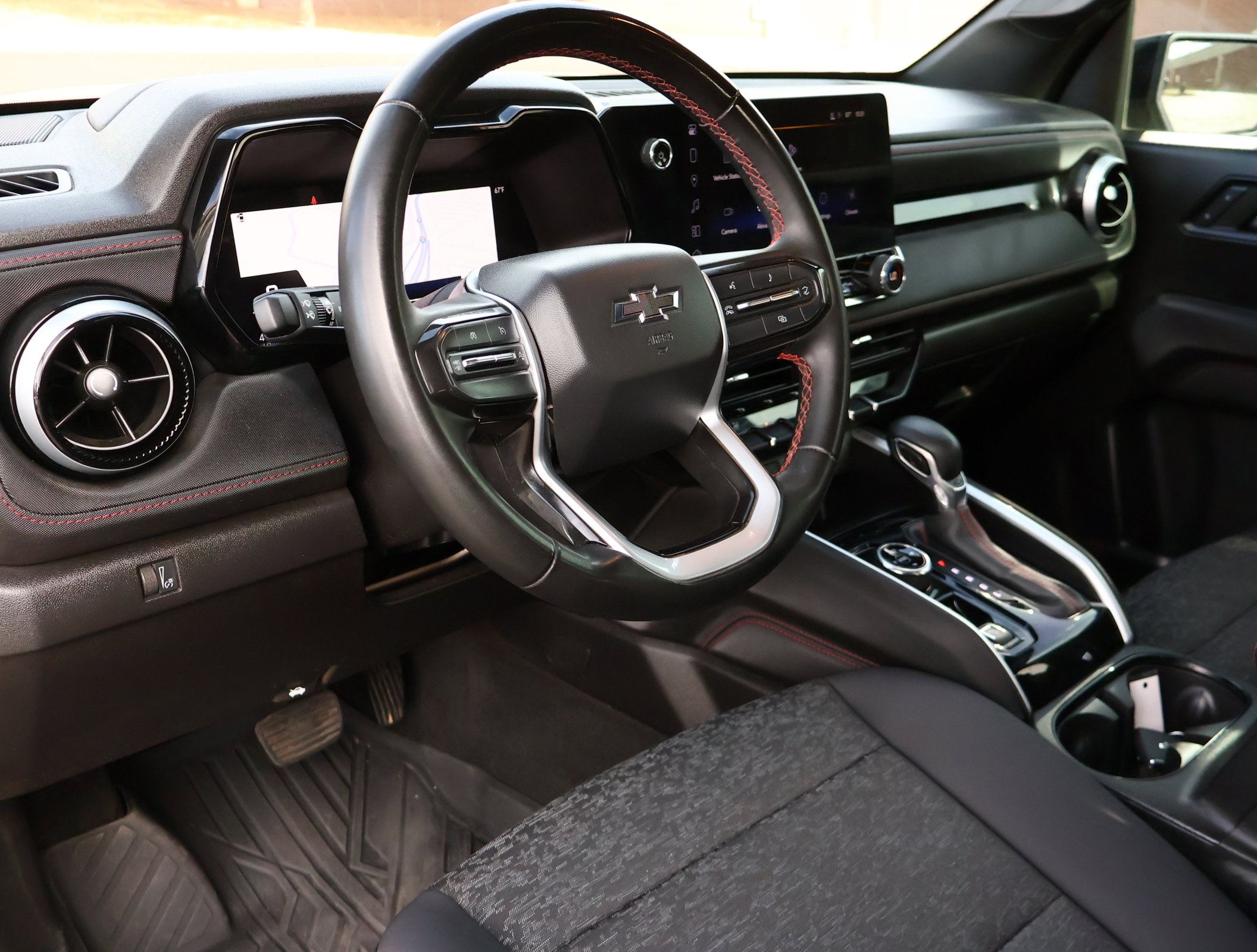 Used 2024 Chevrolet Colorado Z71 w/ Z71 Convenience Package 2 image 3