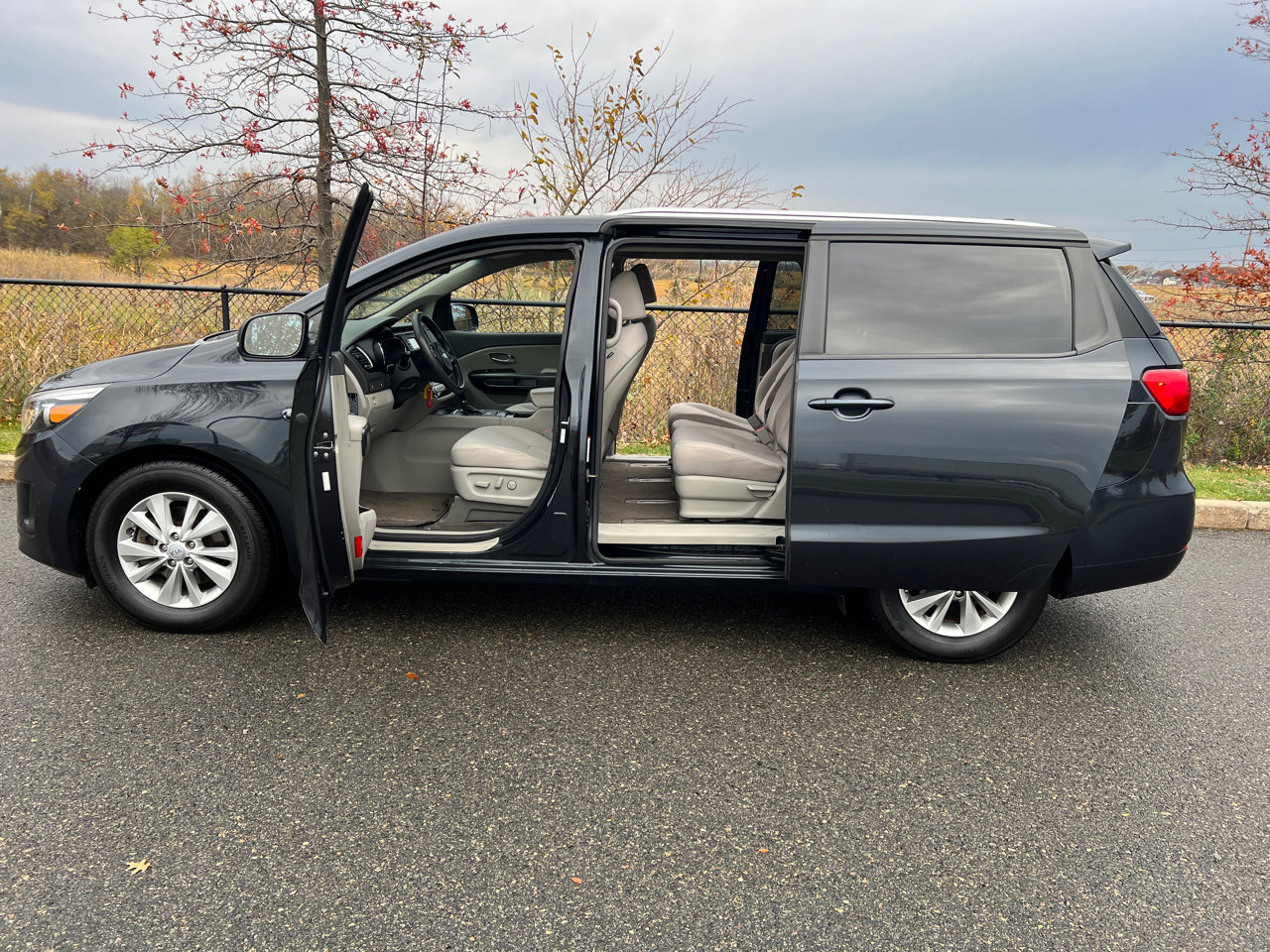 Used 2016 Kia Sedona LX w/ LX Convenience Package image 27