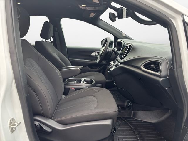 Used 2024 Chrysler Pacifica Touring image 15