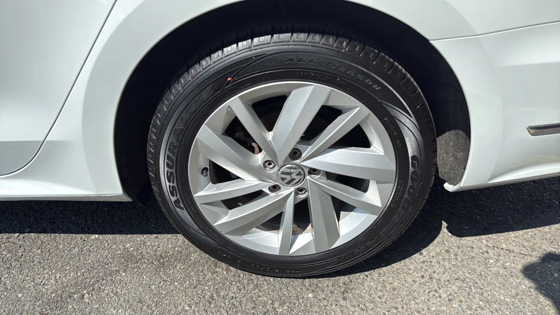 Used 2018 Volkswagen Passat 2.0T SE FWD image 10