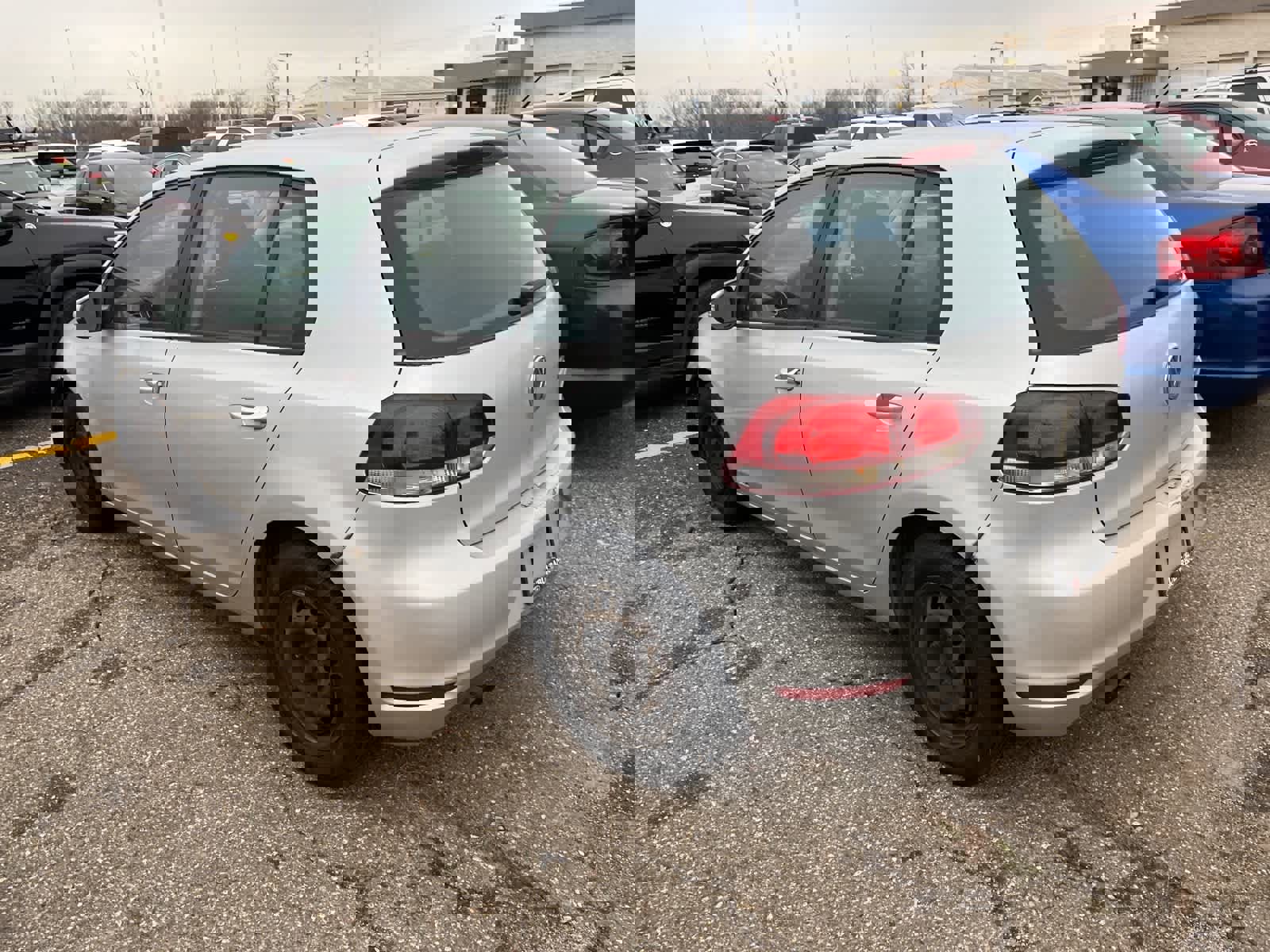 Used 2010 Volkswagen Golf 4-Door image 7