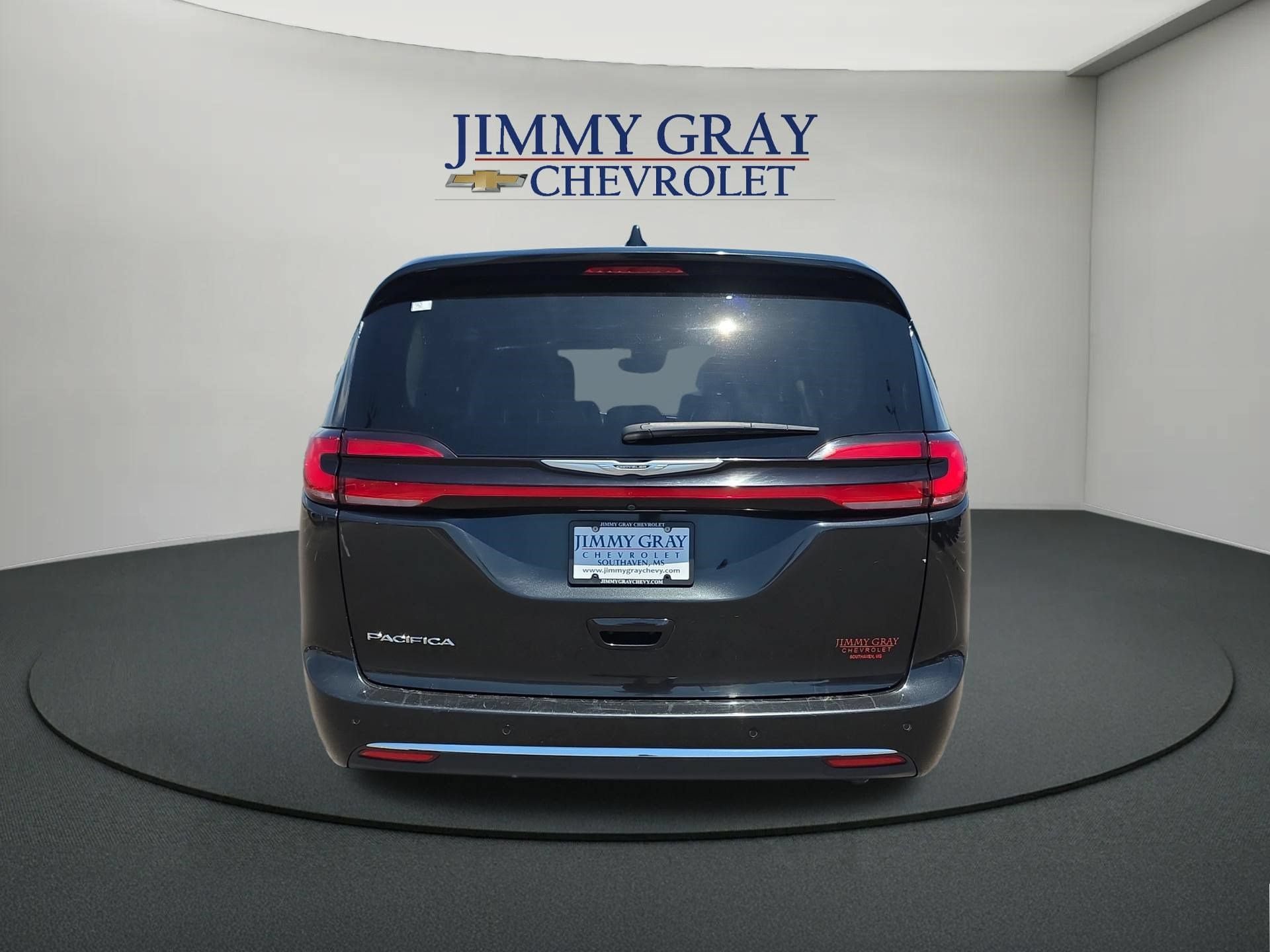 Used 2023 Chrysler Pacifica Touring-L FWD image 4