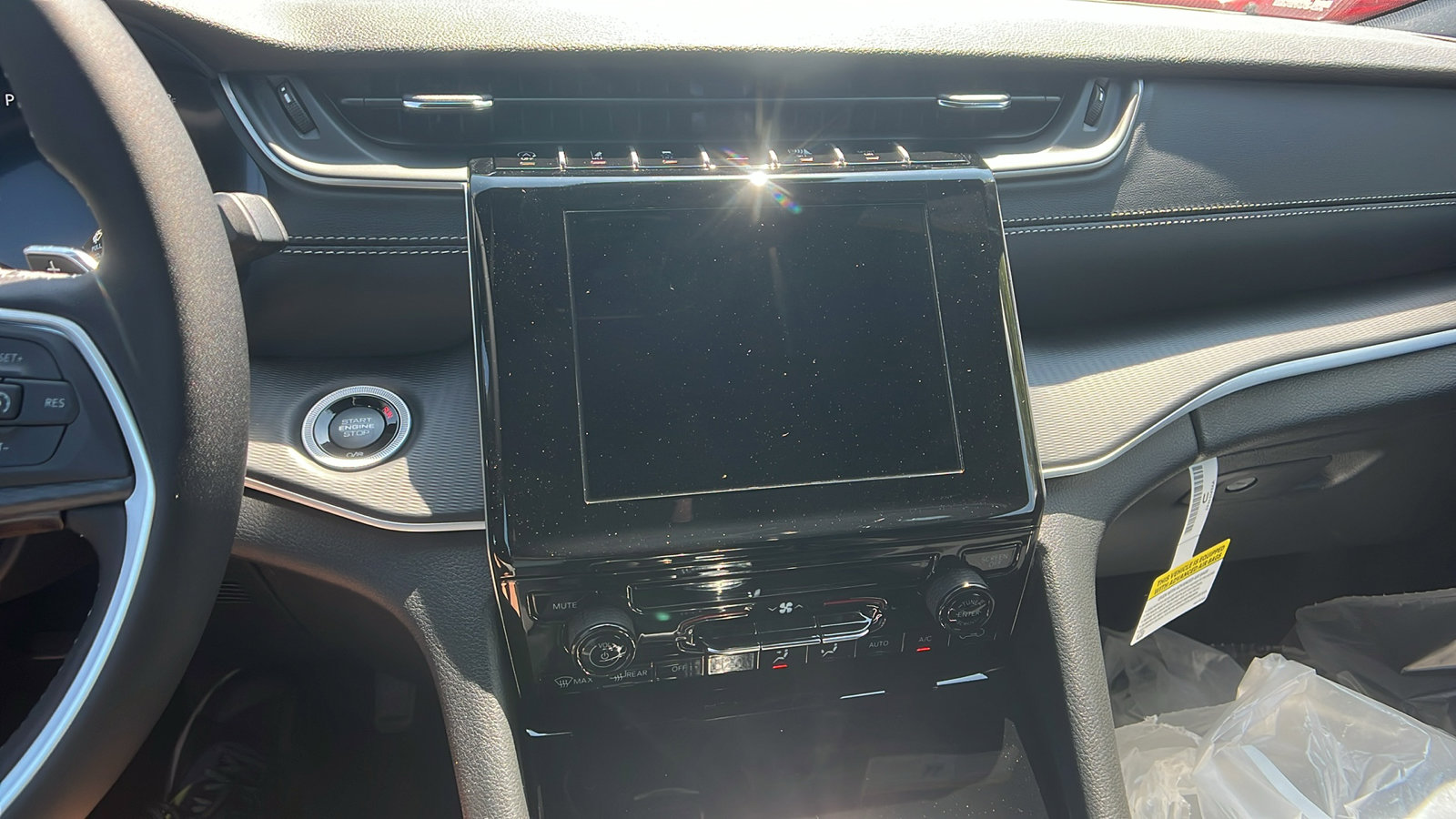 New 2025 Jeep Grand Cherokee Laredo w/ MOPAR Finishing Package image 28