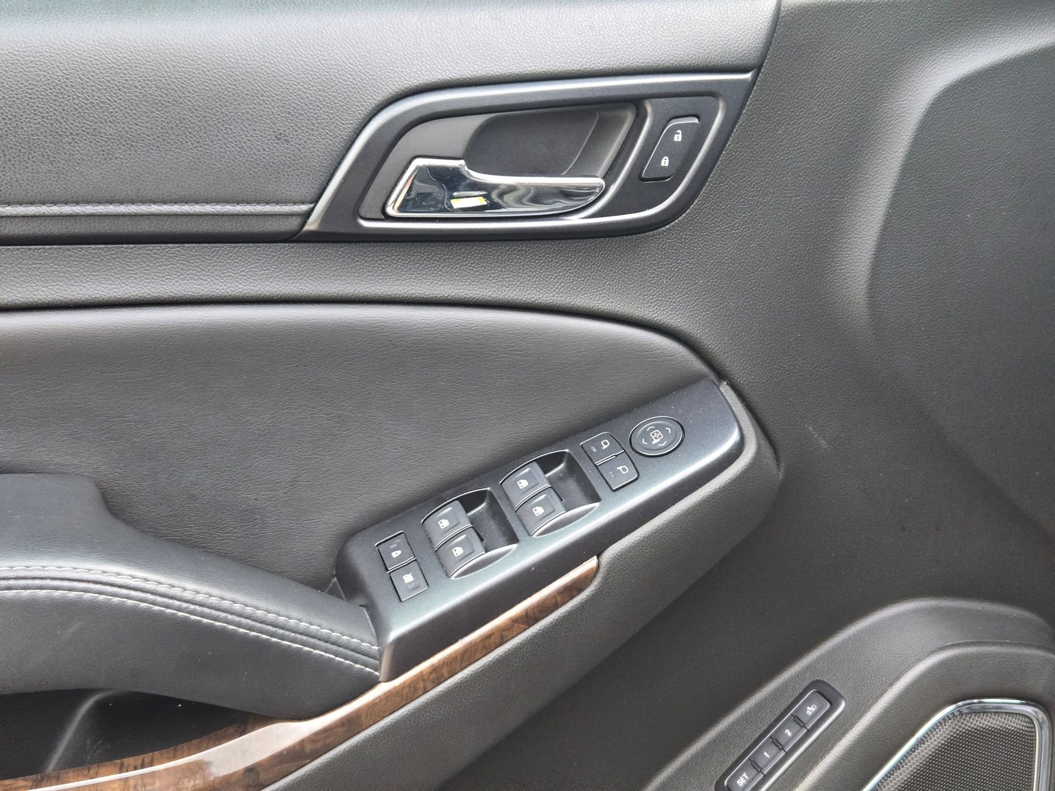 Used 2018 Chevrolet Suburban LT image 8